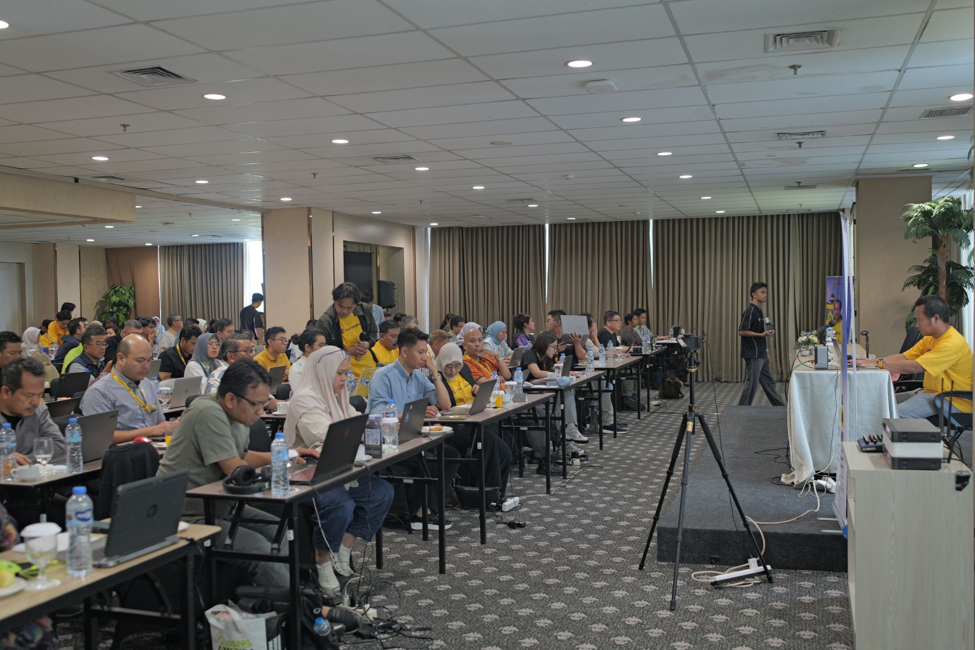 Ruang workshop Karyawan AI penuh peserta
