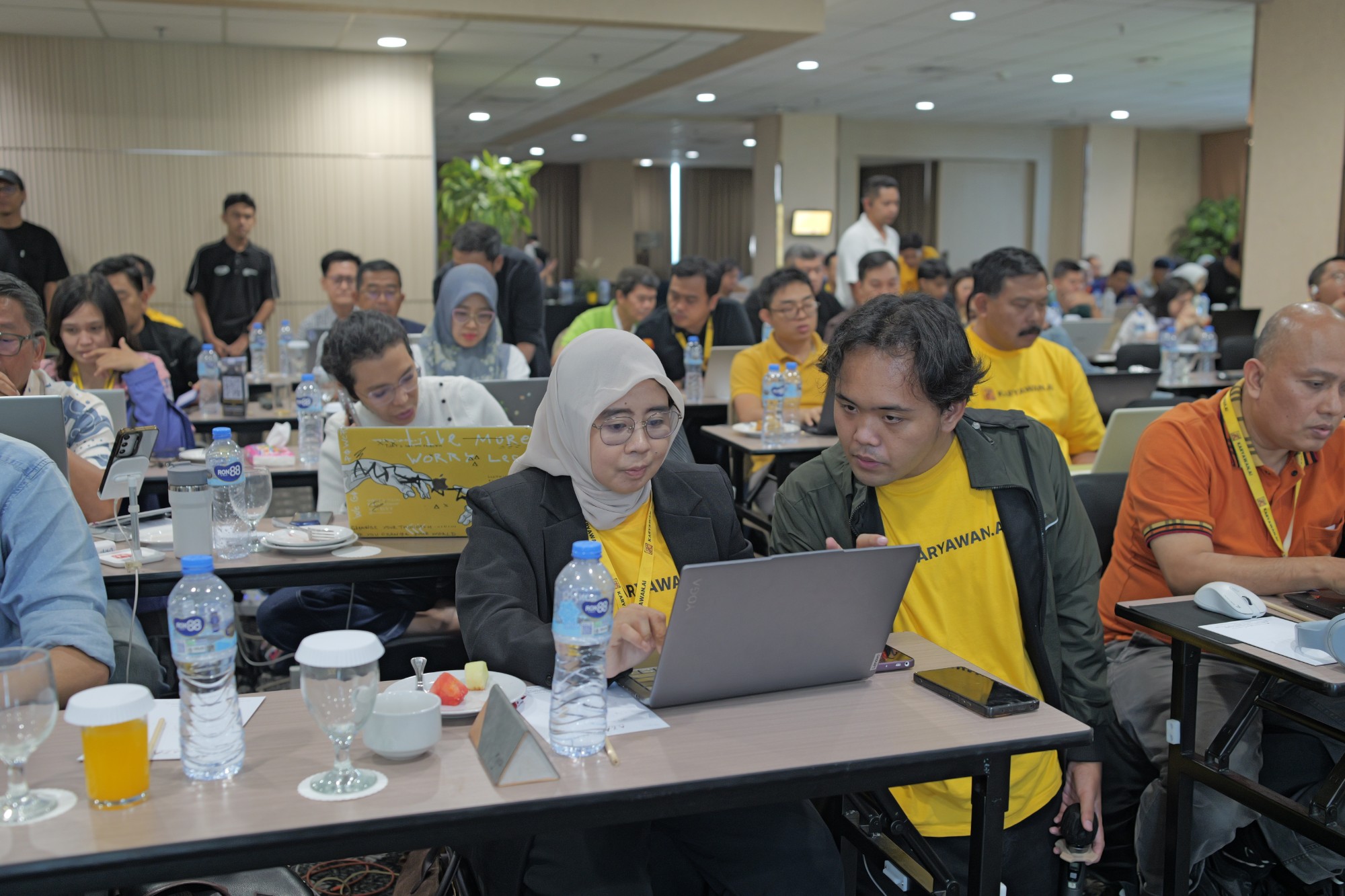 Peserta dibantu tim Karyawan AI